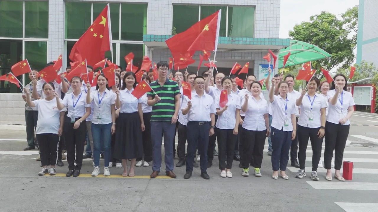 09-918博天堂(中国)官方网站党支部全体党员齐唱《没有共产党就没有新中国》合影02